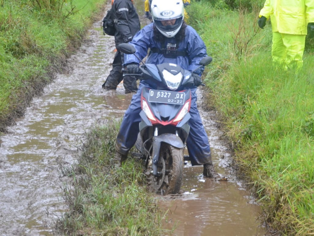 Cara Melepaskan Sepeda Motor Yang Terjebak Dalam Jalan Berlumpur