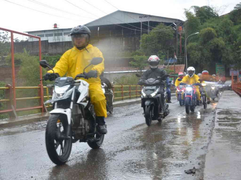 Tips #Cari_Aman Berkendara Saat Melewati Genangan Air di Musim Hujan