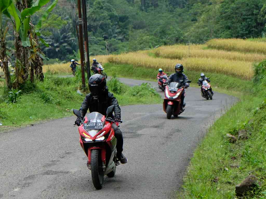 Tips Berkendara Aman Menggunakan Sepeda Motor di Kampung Halaman