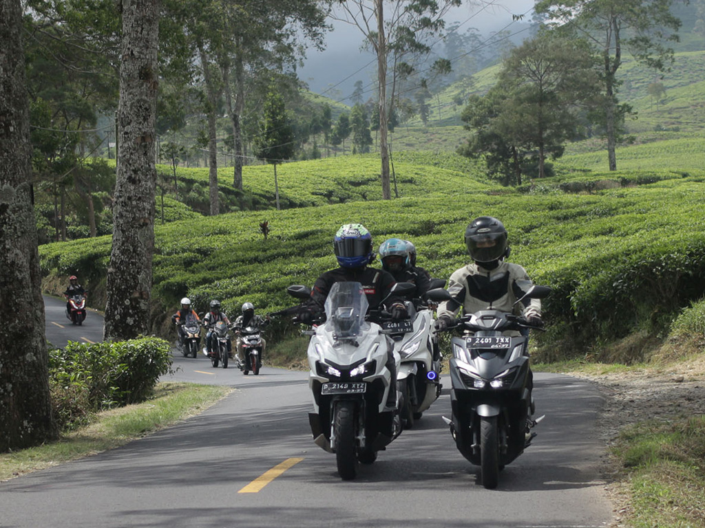 Komunitas Honda “Touring Bari Hunting” ke Ciwidey