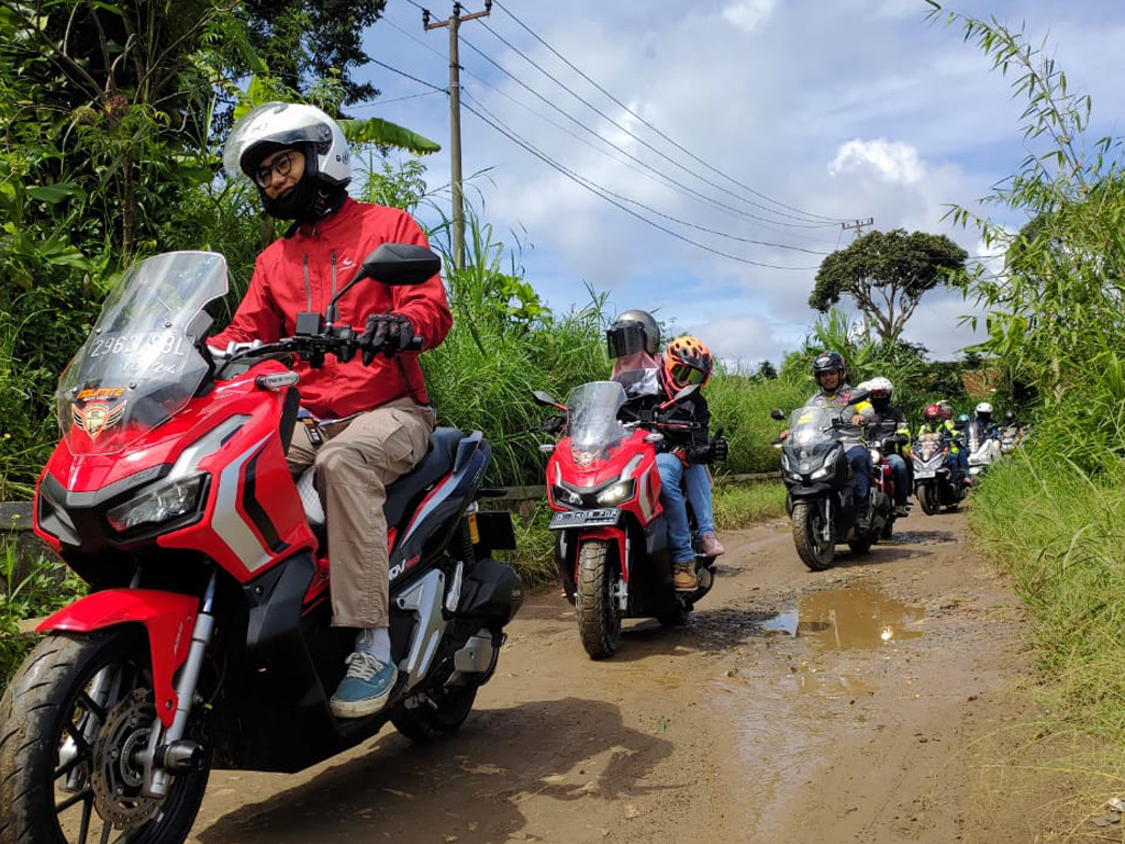 Tips Aman Berkendara Melewati Jalan Rusak dan Berlubang