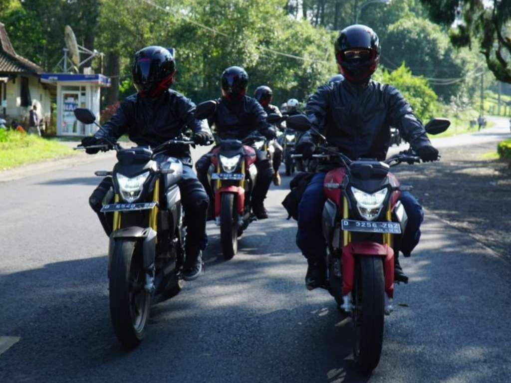 Tips Mengendarai Motor Kopling Manual di Tengah Kemacetan