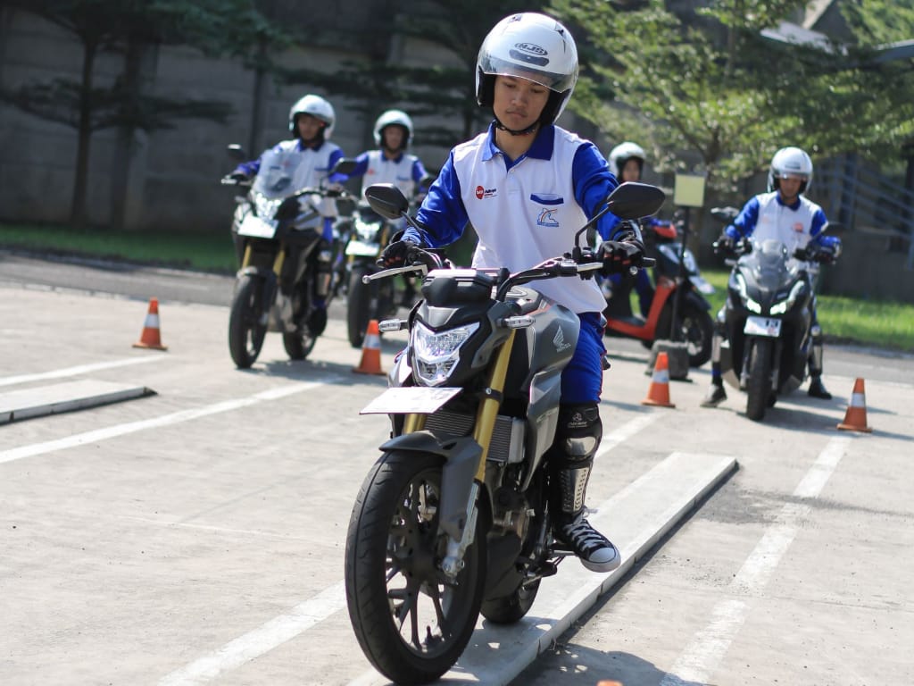 DAM Berikan Berikan Pembekalan Teknik Berkendara Level Menengah Untuk Siswa SMK Assalaam Bandung