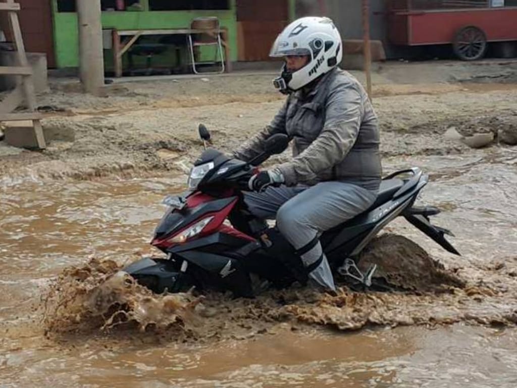 Dampak Yang Terjadi Pada Sepeda Motor Yang Nekad Terjang Banjir