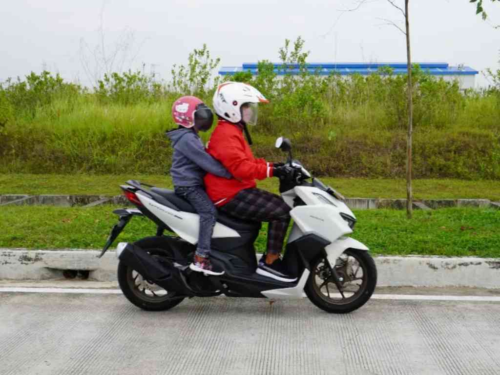 Ketahui Resiko Membonceng Anak Di Bagian Depan Pengemudi Sepeda Motor