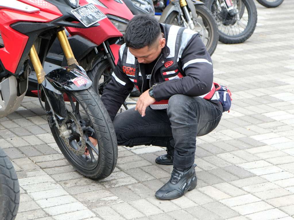 Bukan Hanya Gundul, Inilah Tanda Ban Motor Harus Segera Diganti